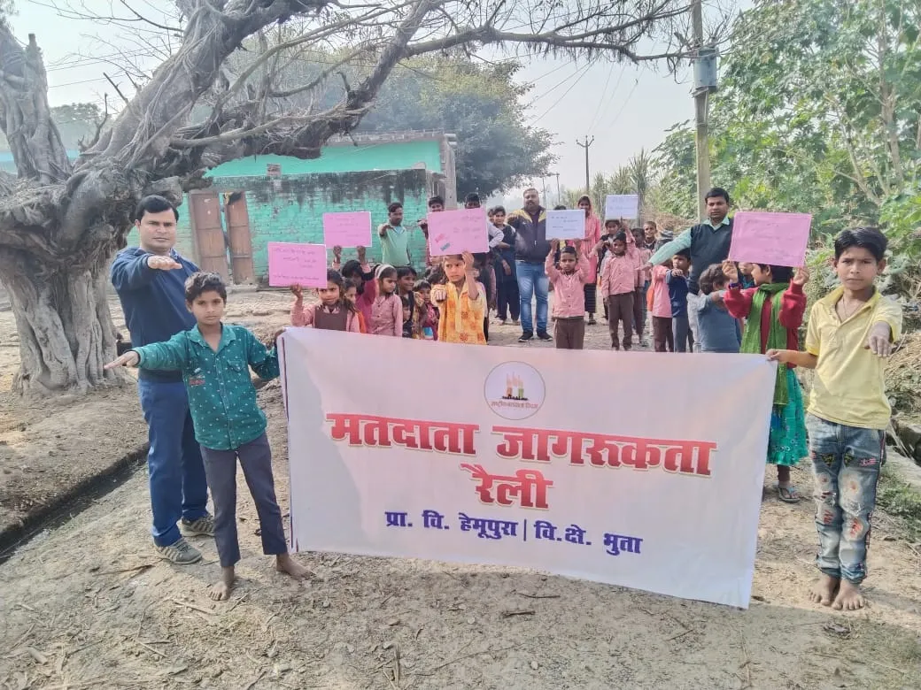 बरेली: यूटा ने चलाया मतदाता जागरुकता अभियान, लोगों को बता रहे मतदान का महत्व