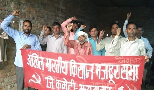 मुरादाबाद : खाद की कालाबाजारी के विरोध में किसानों ने किया प्रदर्शन