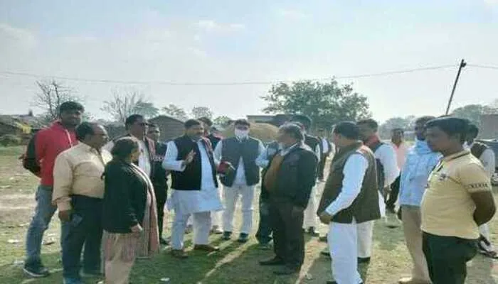 सभा को संबोधित करेंगे सपा नेता राम अचल राजभर, जिला उपाध्यक्ष समेत जगह का किया निरीक्षण