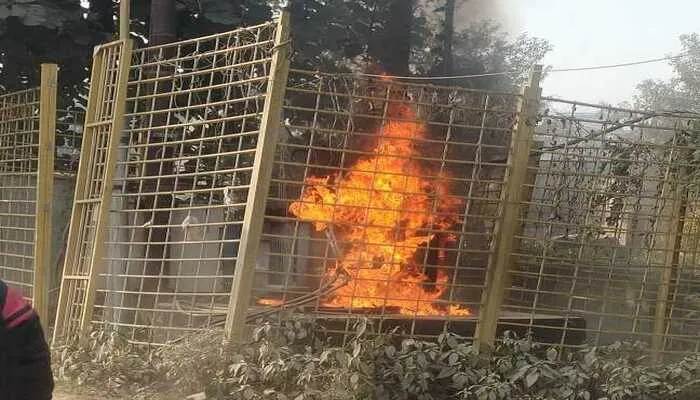 बहराइच में ट्रांसफार्मर जलने से मोहल्ले की बिजली हुई गुल, जानें
