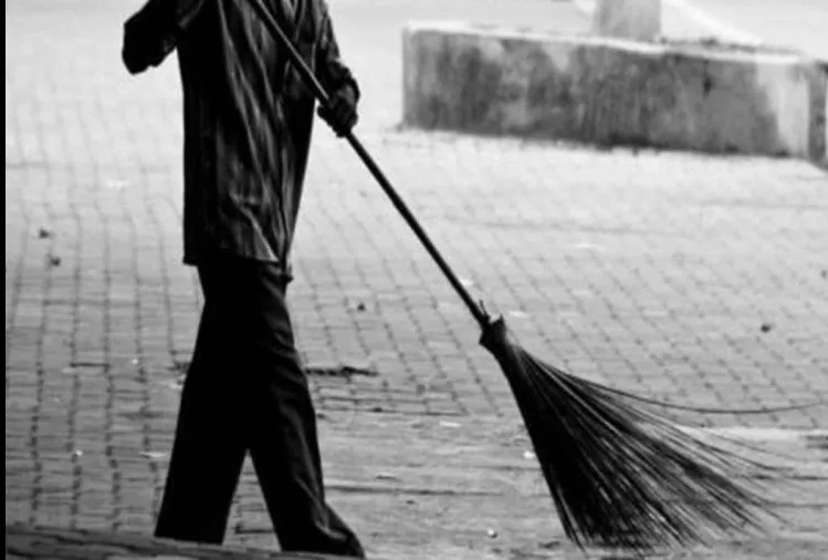 बरेली: पड़ी डांट तो आई सफाई कर्मी को रिलीव करने की याद