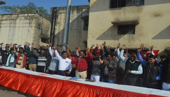 अयोध्या: रोडवेज कर्मचारियों ने पांच सूत्रीय मांगों को लेकर किया धरना प्रदर्शन