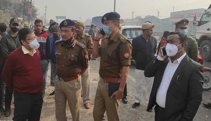 अयोध्या: हाईवे से उछल सर्विस लेन पर पलटा ट्रक, स्कूल जा रहीं तीन छात्राओं की हुई मौत
