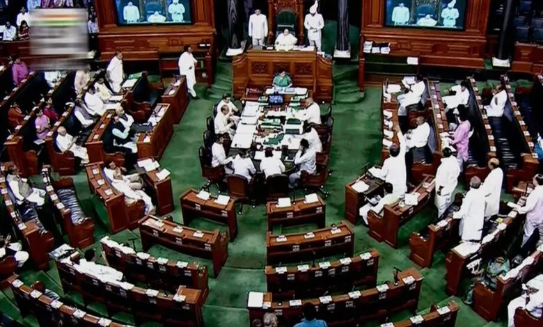 लखीमपुर मामले में एसआईटी रिपोर्ट पर लोकसभा में विपक्ष का हंगामा, कार्यवाही दिनभर के लिए स्थगित