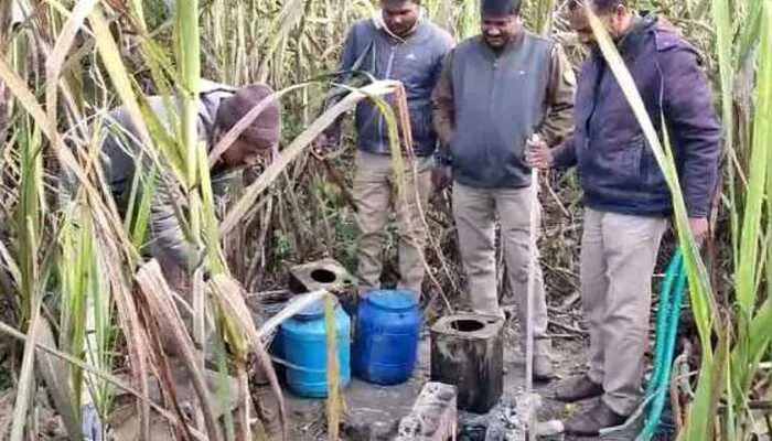 बहराइच: गांवों में आबकारी विभाग की छापेमारी, 105 लीटर शराब हुई बरामद