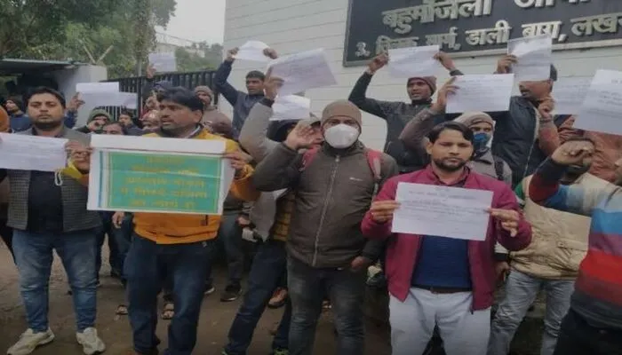 आरक्षण पीड़ित अभ्यर्थियों ने घेरा शिक्षा मंत्री का आवास, भेजे गए इको गार्डन