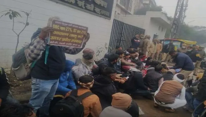 69 हजार शिक्षक भर्ती मामले में  शिक्षा मंत्री के आवास पर हुआ घेराव
