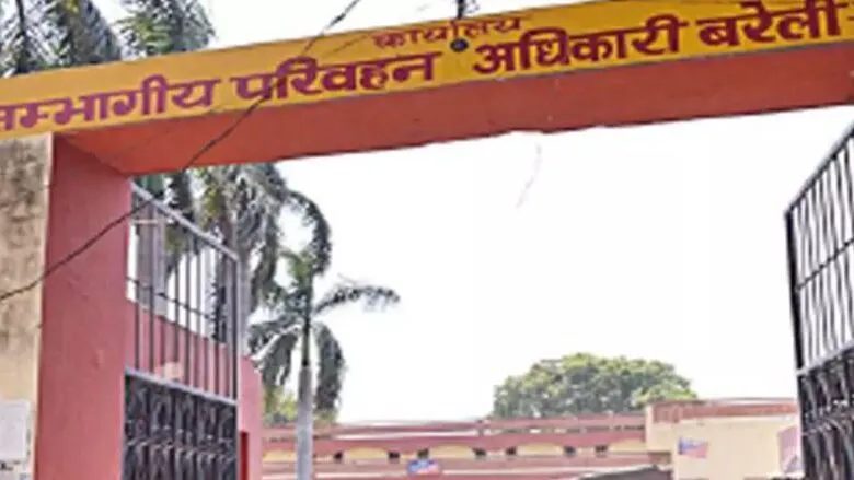 बरेली: सड़क खोदाई में कटी केबिल, आरटीओ में काम ठप