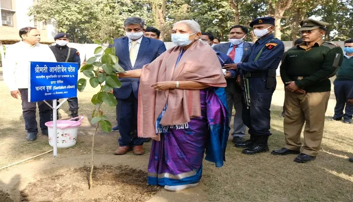 हरी झंडी दिखाकर प्रधानमंत्री फसल बीमा जागरूकता रैली को किया गया रवाना