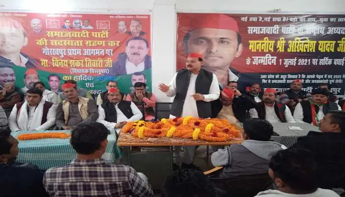 गोरखपुर: सदस्यता ग्रहण कर लौटे विधायक विनय शंकर तिवारी का सपा कार्यालय पर हुआ स्वागत