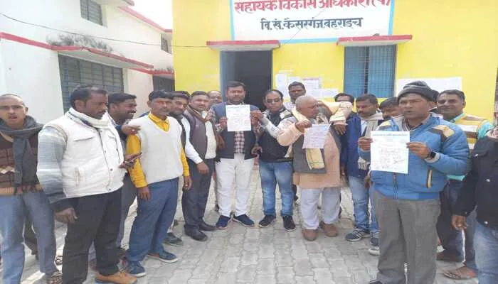 बहराइच: सफाई कर्मियों ने की उठाई ये मांग, खून से लिखा पीएम को पत्र