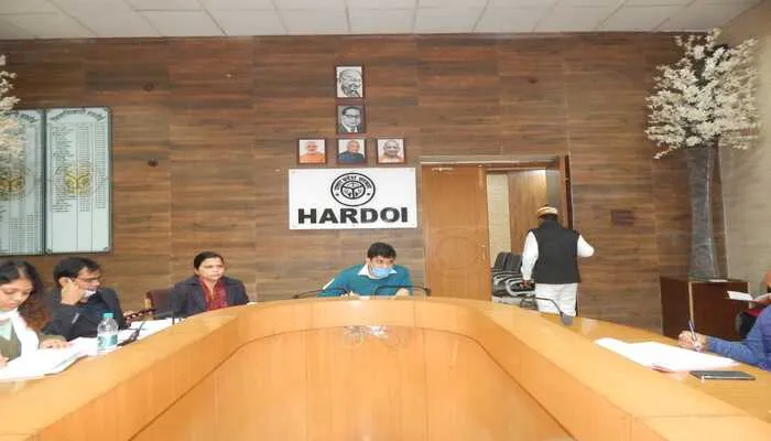 हरदोई में कोरोना की तीसरी लहर के दृष्टिगत की जा रही तैयारियों को लेकर हुई समीक्षा बैठक