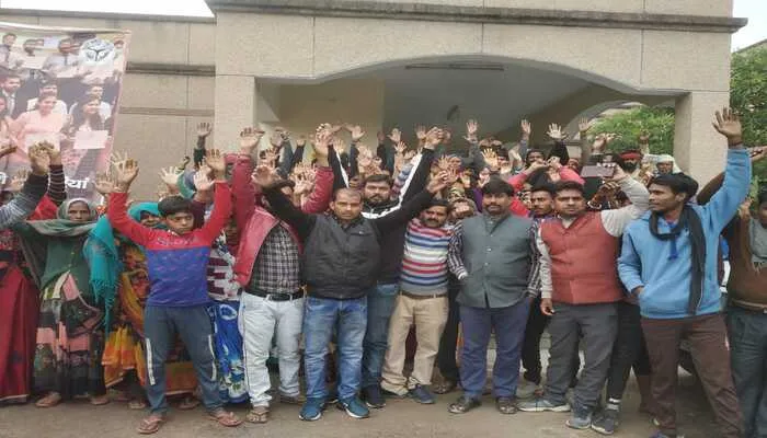 सार्वजनिक वितरण प्रणाली की दुकान के विरुद्ध ग्रामीणों में आक्रोश, किया प्रदर्शन