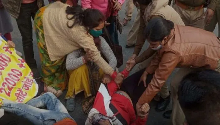 69 हजार शिक्षक भर्ती मामले में अभ्यर्थियों ने किया सीएम आवास का घेराव, पुलिस से हुई नोकझोंक
