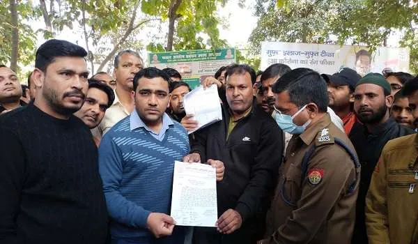 रामपुर : खनन माफिया और स्टोन क्रेशर संचालकों के खिलाफ व्यापारियों का प्रदर्शन