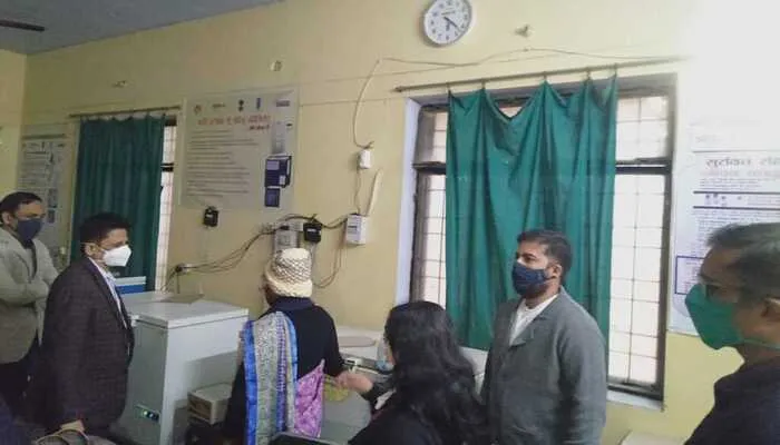 सीतापुर: स्वास्थ्य विभाग की टीम ने सीएचसी का किया निरीक्षण