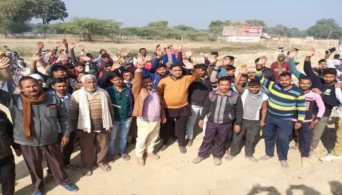रायबरेली: पुरानी सड़क बंद होने पर ग्रामीणों ने किया प्रदर्शन
