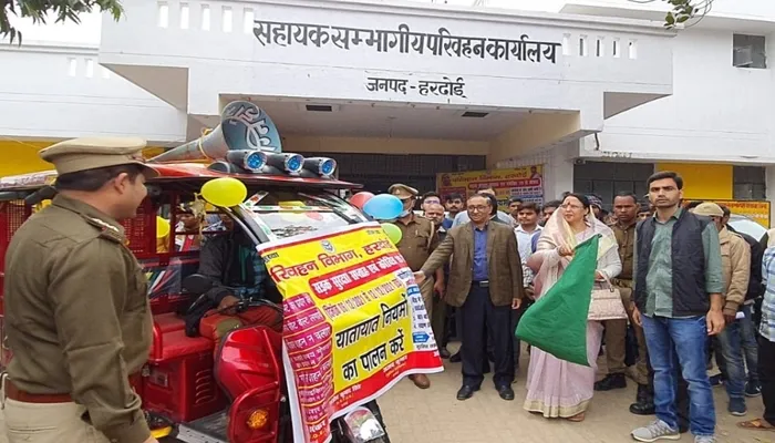 सड़क सुरक्षा के प्रति क्षेत्रवासियों को किया गया जागरूक, नियमों का पालन करने की दिलाई शपथ