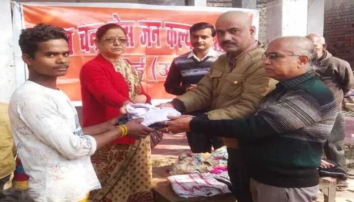 हरदोई में जरूरतमंदों को वितरित किए गर्म कपड़े