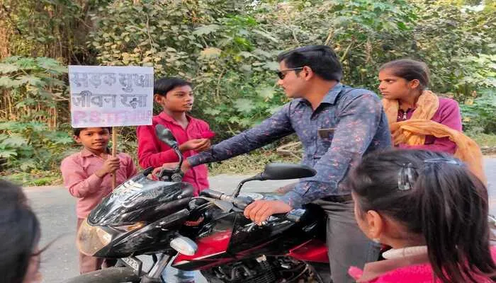 हरदोई: विद्यार्थियों ने सड़क सुरक्षा नियमों को लेकर लोगों को किया जागरूक