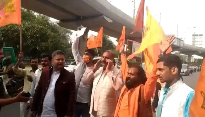 लखनऊ: भड़काऊ पोस्ट मामले में गिरफ्तार राजेश त्रिपाठी की रिहाई को लेकर हिंदू महासभा ने किया प्रदर्शन
