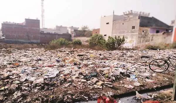 मुरादाबाद : अवैध कूड़ाघरों से पट रहीं कॉलोनियां, नहीं मिल रही राहत