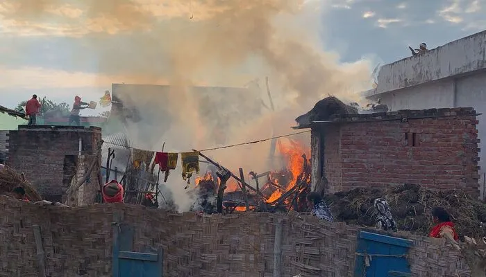 बहराइच: अज्ञात कारणों से जामा मस्जिद मोहल्ला में लगी आग, गृहस्थी जलकर राख