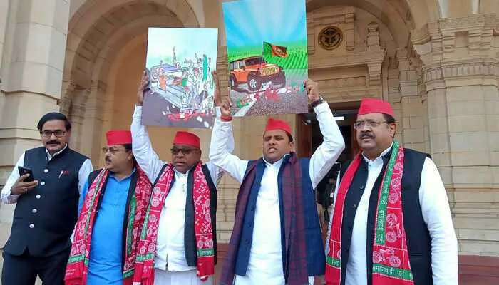 ‘टेनी’ मामले पर विधानसभा के बाहर सपा और कांग्रेस का धरना प्रदर्शन