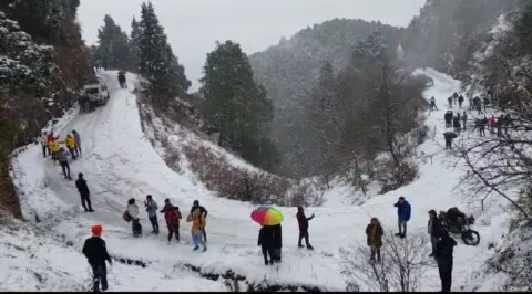 उत्तराखंड: पहाड़ों पर हिमपात… मैदान में बारिश… पारा धड़ाम