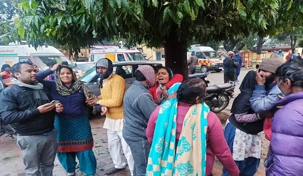 बिजनौर : पेड़ से टकरा कर नहर में पलटी कार, दो युवकों की मौत