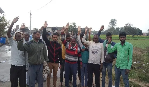 अमरोहा : ग्रामीणों ने लगाया सीसी रोड में घटिया सामग्री लगाने का आरोप, किया प्रदर्शन