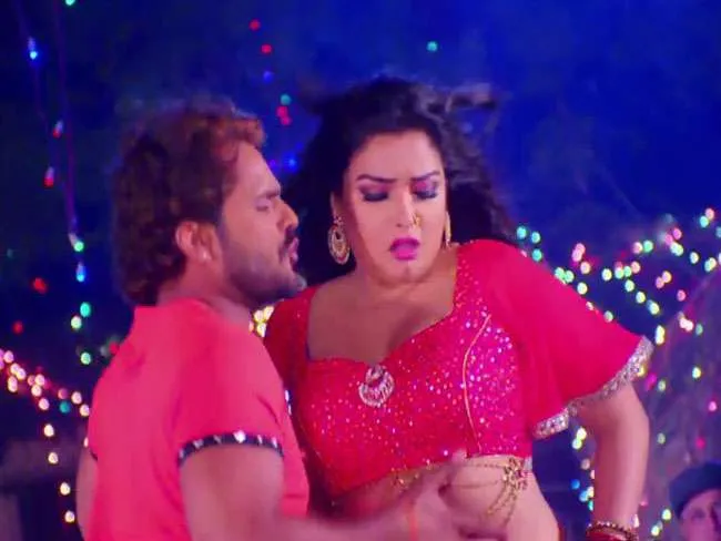 Bhojpuri star amrapali dubey song marad abhi bachcha ba is now viral on you tube