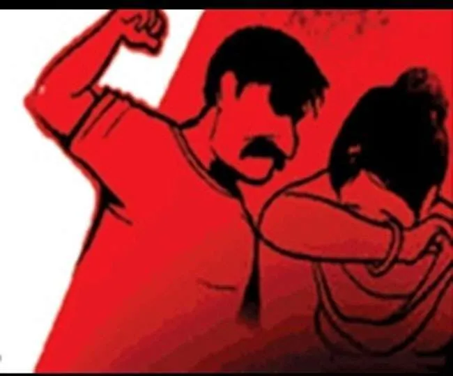 बरेली: पत्नी की वाइपर व बेल्ट से पिटाई, गर्भपात की धमकी