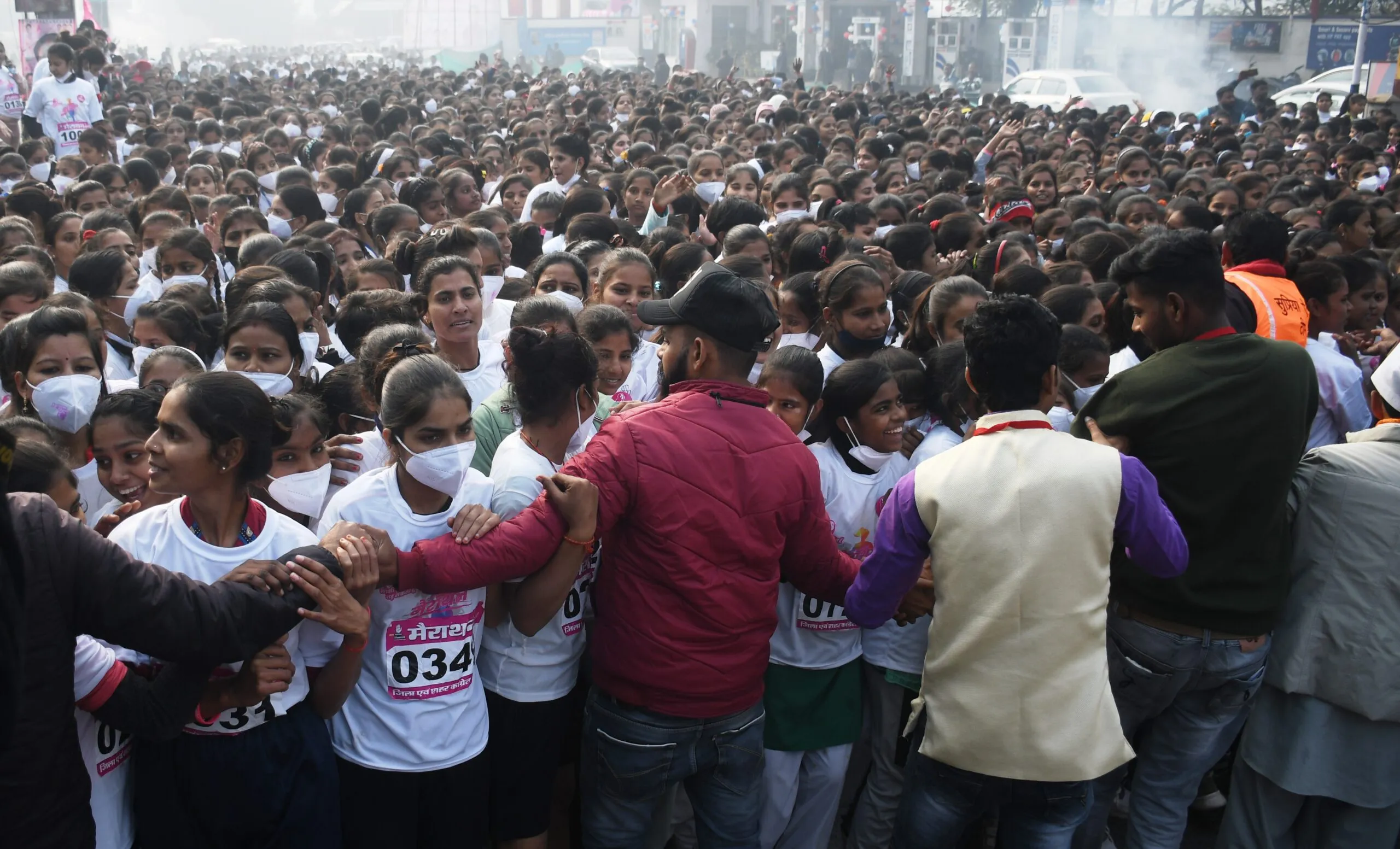 बरेली: मैराथन दौड़ का पुरस्कार नहीं मिला तो फूट-फूटकर रोईं लड़कियां
