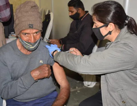 नैनीताल: खराब मौसम के बीच पहले दिन 108 लोगों को लगी बूस्टर डोज