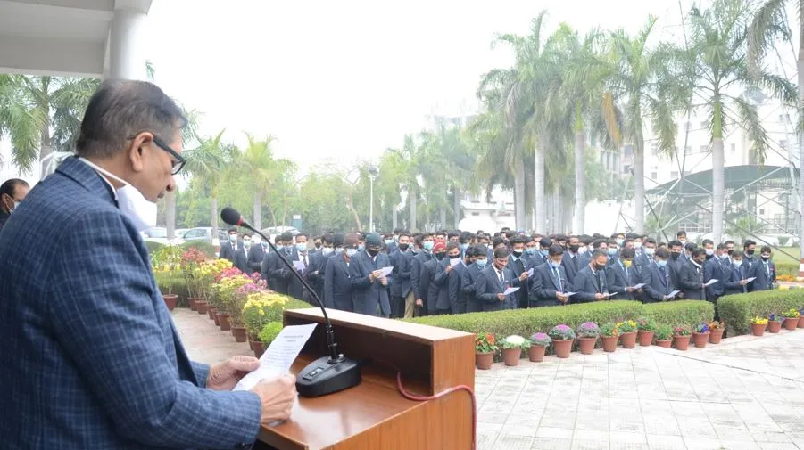 बरेली: एसआरएमएस मेडिकल कॉलेज में दिलाई मतदान की शपथ