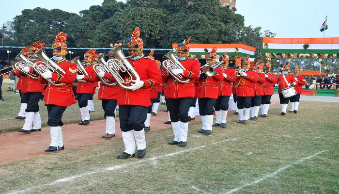 लखनऊ: बीटिंग दि रिट्रीट में जवानों के कदमताल ने लोगों को किया स्तब्ध…