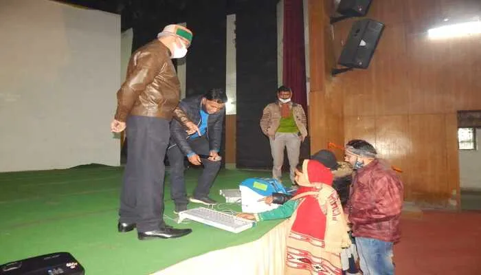 हरदोई: चुनावों को लेकर ईवीएम और वीवी पैट संचालन की समझाई बारीकियां…