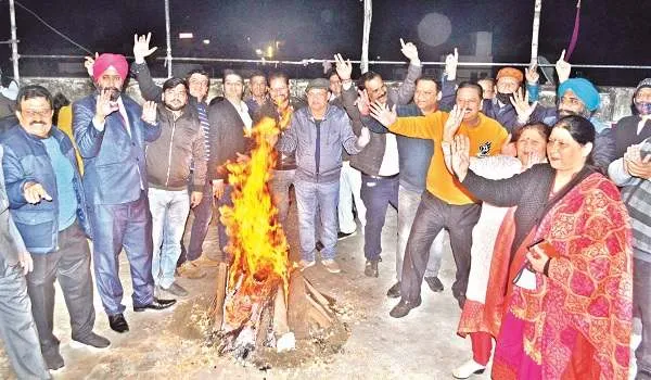 मुरादाबाद : लोहड़ी पर ढोल-नगाड़ों से जमाया रंग, सुख-शांति की कामना