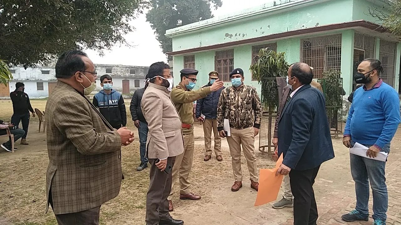 बरेली: डीएम व एसएसपी ने किया मतदान केंद्र का निरीक्षण