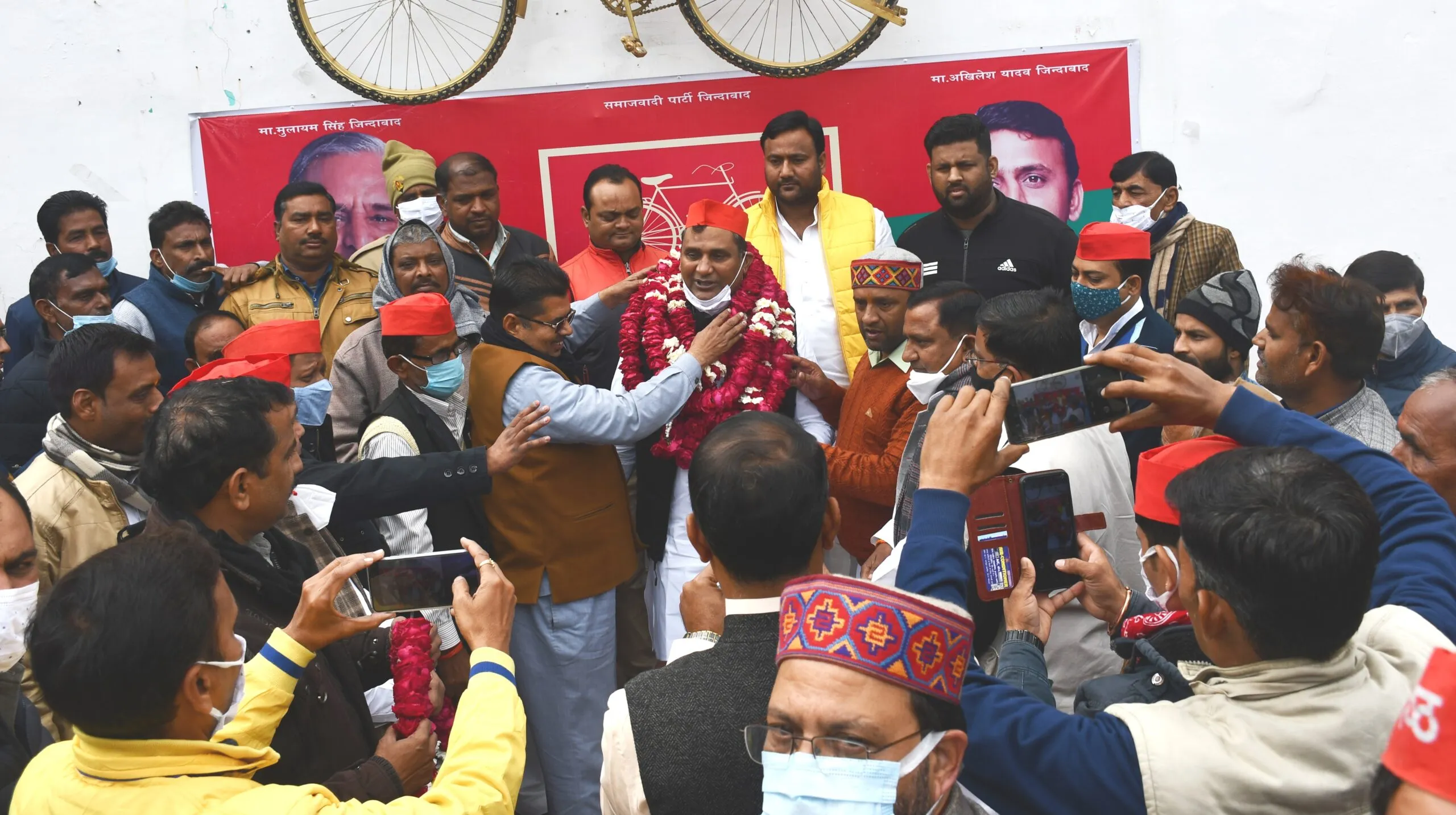 बरेली: भाजपा से सपा में आए बिल्सी विधायक का सपाइयों ने किया स्वागत