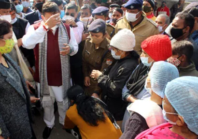 मुख्यमंत्री धामी के पैर पकड़कर रोई महिला स्वास्थ्य कर्मचारी