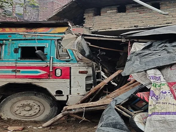 बिजनौर : अनियंत्रित ट्रक घर में घुसा, दंपति घायल