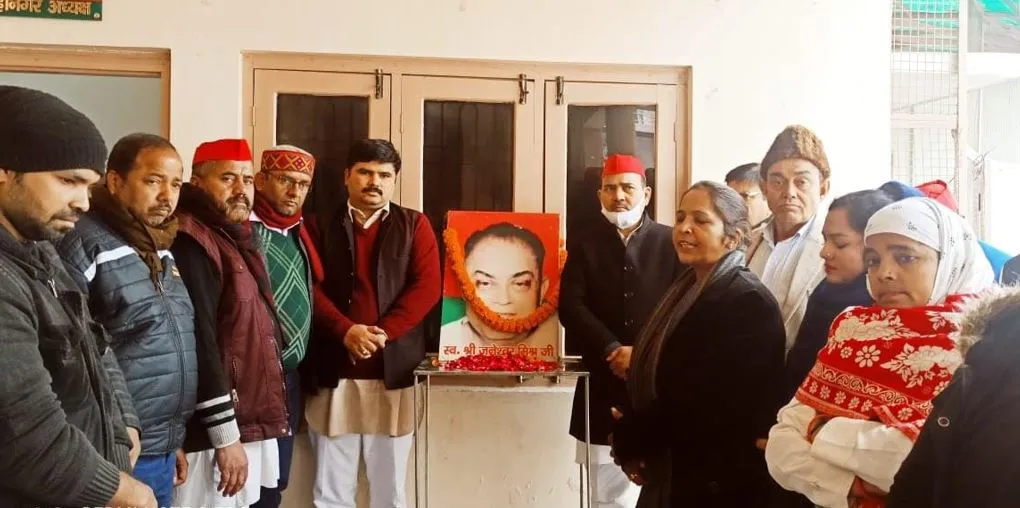 बरेली: सपाइयों ने जनेश्वर मिश्र की पुण्यतिथि मनाई