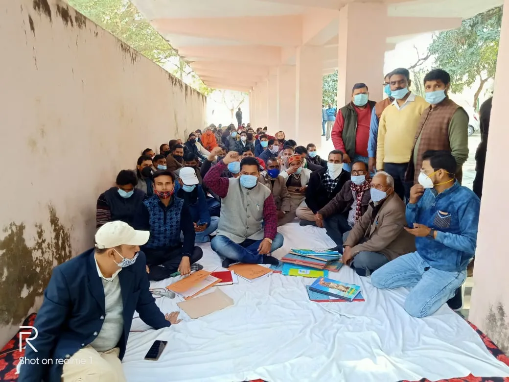 बरेली: विवि में कर्मचारियों ने विरोध कर किया असहयोग