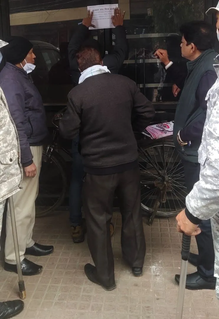 बरेली: लाखों का टैक्स बकाया होने पर कमल टाकीज को किया सील