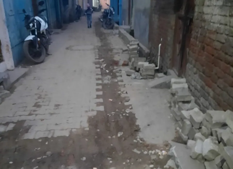 बरेली: पाइप लाइन बिछाने के मामले में जांच करने पहुंची टीम