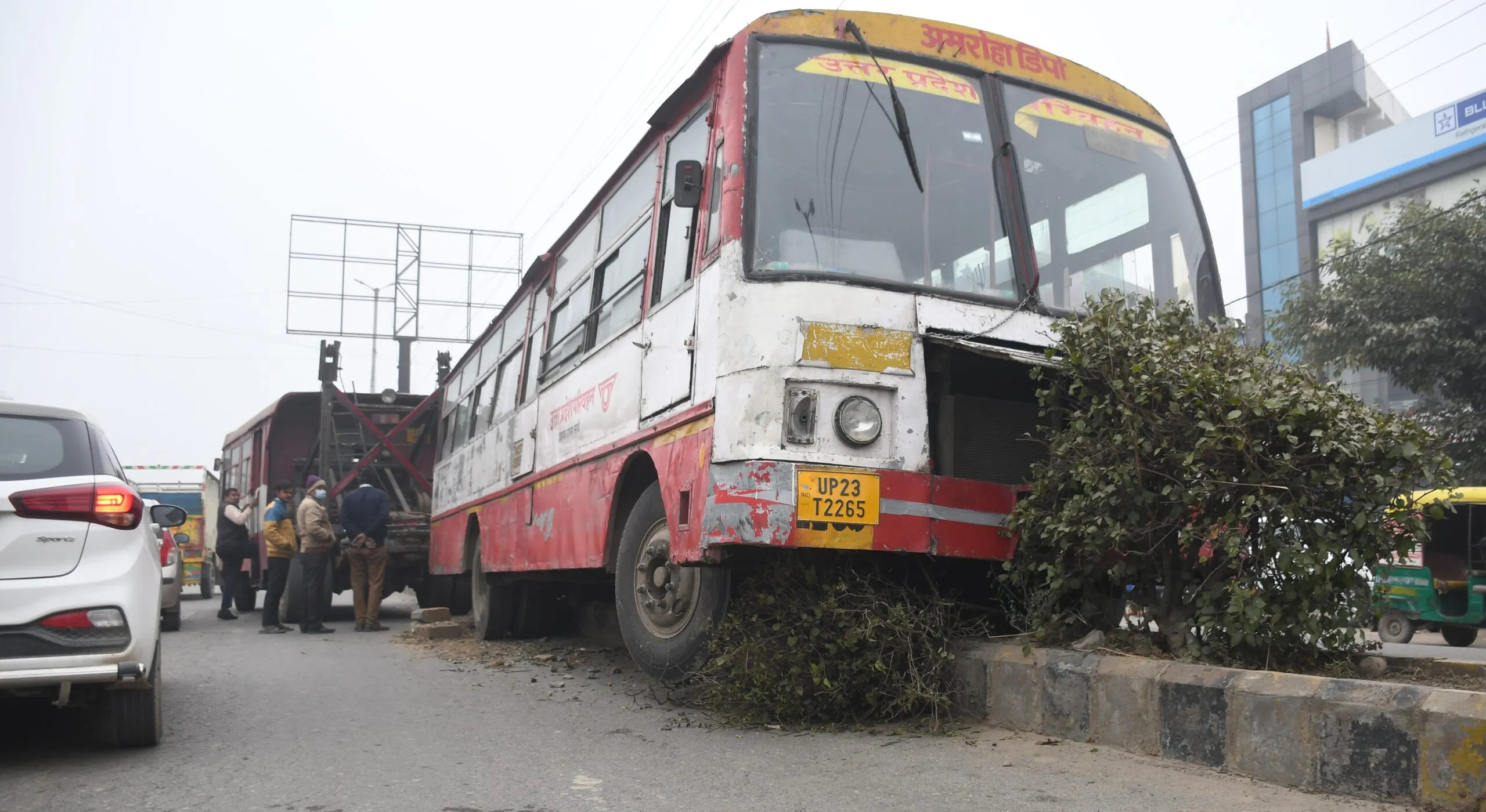 बरेली: चालक को झपकी आने से रोडवेज बस डिवाइडर पर चढ़ी