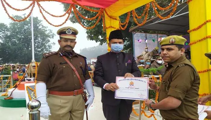 बहराइच: डीजीपी ने सीओ को सिल्वर मेडल से किया सम्मानित…