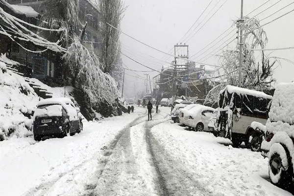 हिमाचल प्रदेश: भारी बर्फबारी से सड़क मार्ग से कटा ऊपरी हिस्सा, प्रमुख सड़कें हुईं बंद